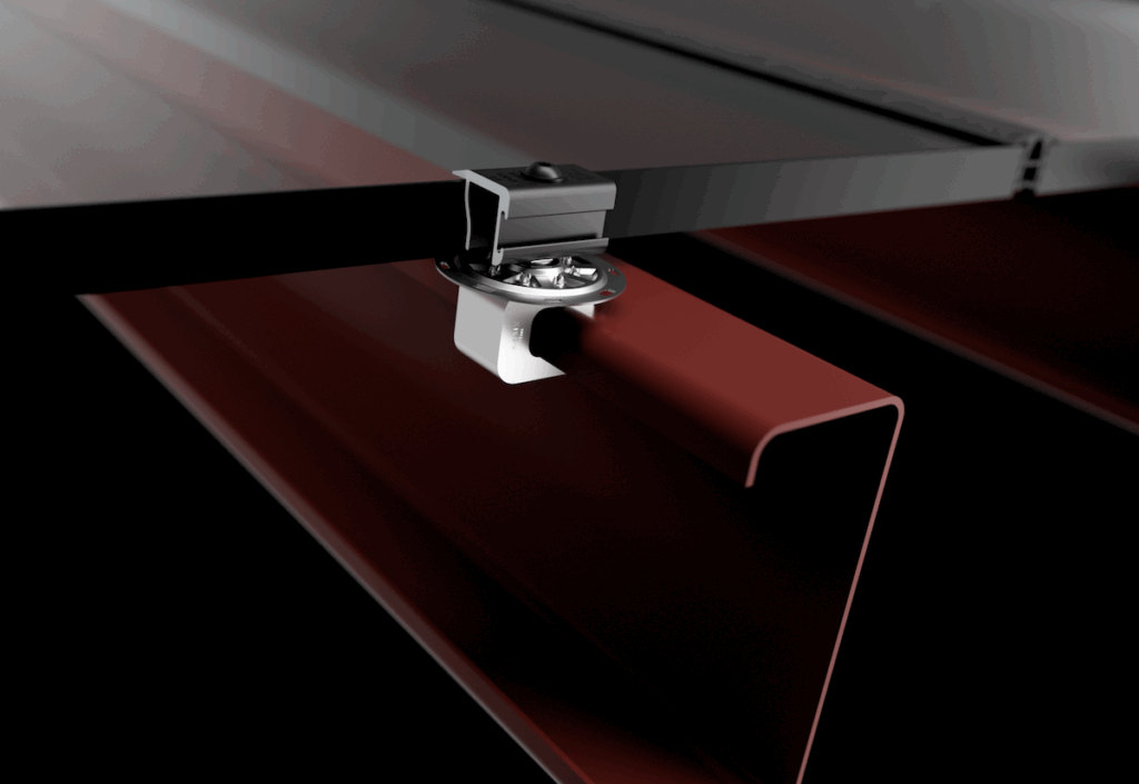 Primer plano de un sistema de fijación de techo de metal con abrazadera S-5-MX que asegura los paneles solares.